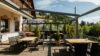 Tradition & Moderne: Idyllisch gelegenes Schwarzwaldhotel mit hochwertiger Ausstattung - Sonnige Terrasse des Restaurants mit Windschutz