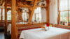 Tradition & Moderne: Idyllisch gelegenes Schwarzwaldhotel mit hochwertiger Ausstattung - Einladende Einrichtung mit natürlichen Materialien