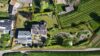 Ehemaliger Winzerhof in traumhafter Randlage umgeben von Weinbergen - Vogelperspektive auf das Grundstück mit meditarranem Vorgarten, Teich, großer Wiese und vielen Details